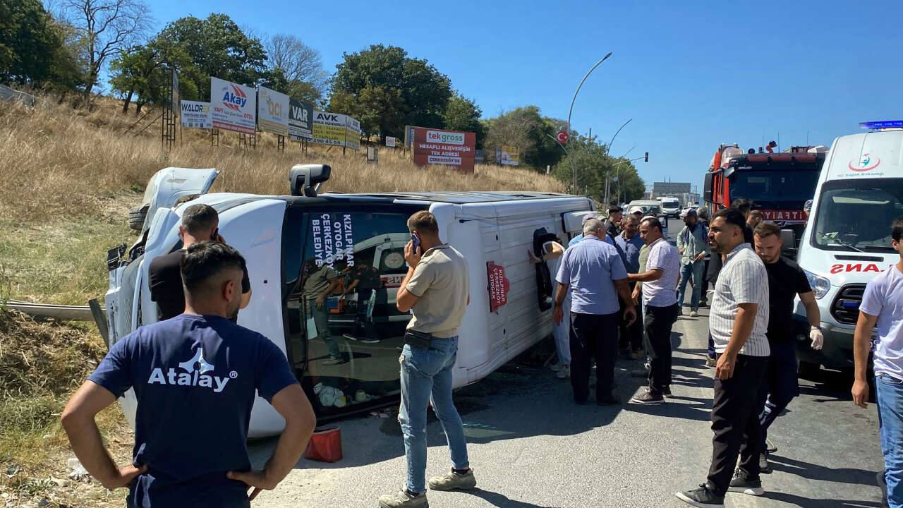 Direğe çarpan yolcu minibüsü yan yattı! 1’i bebek, 3 yaralı var 3